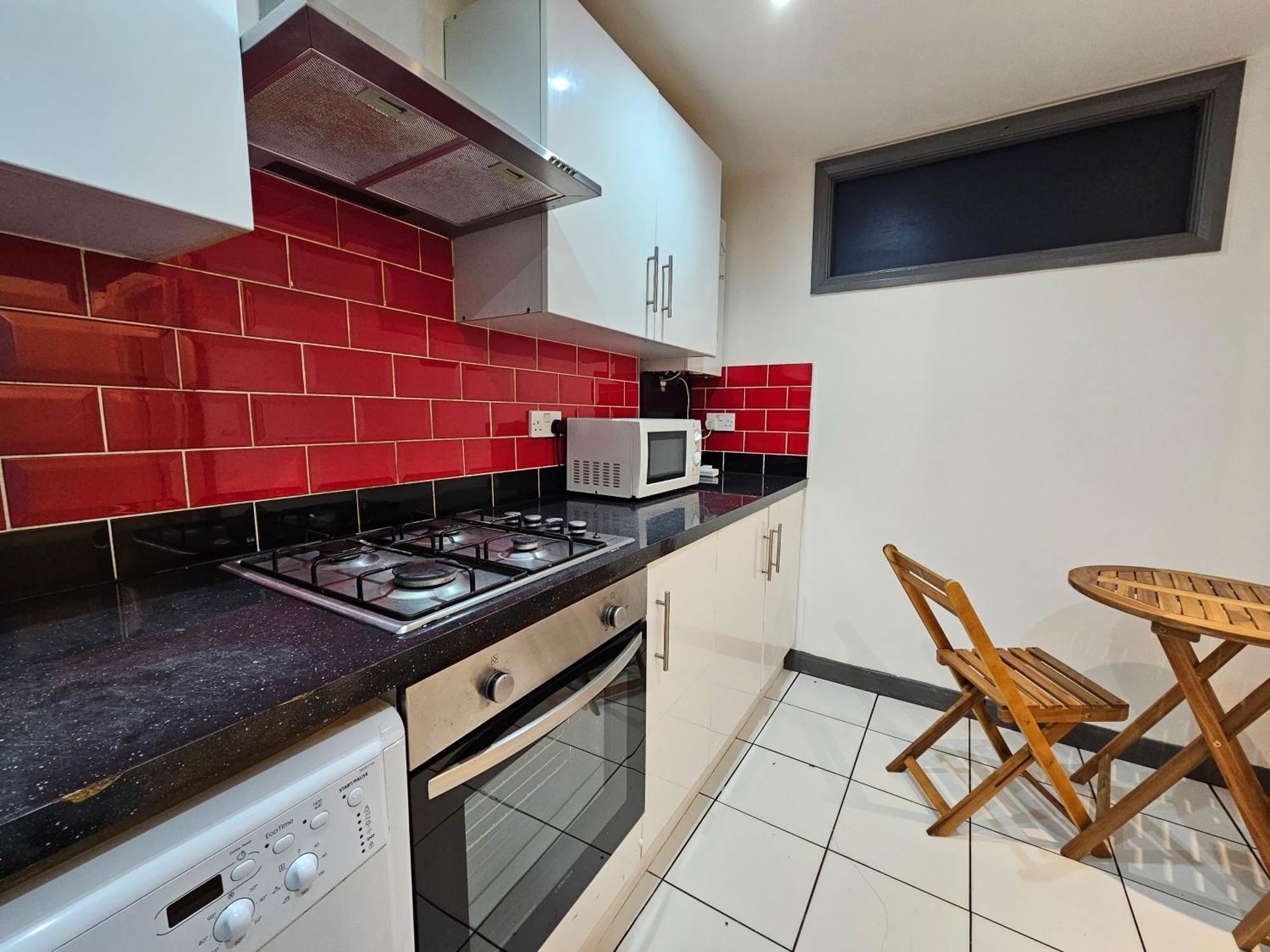 E1 Luxury * London